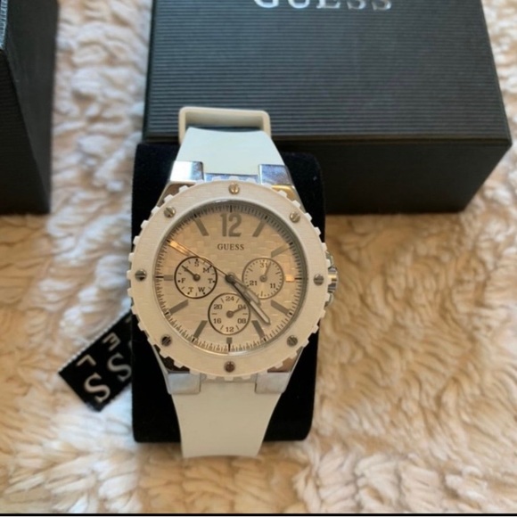 Guess white rubber watch, silver accents. With Tag & box. Good condition - Picture 1 of 3